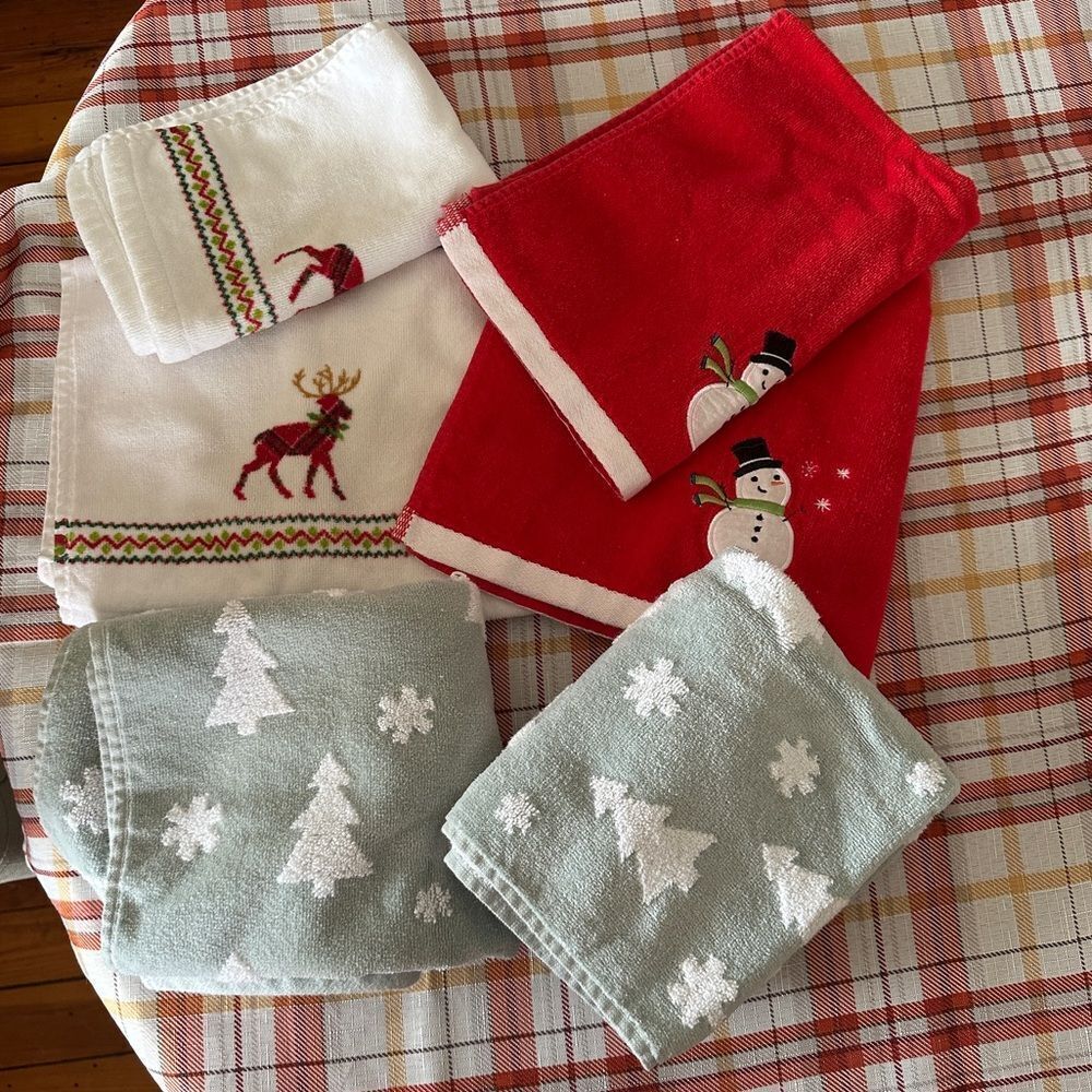 Festive Holiday Hand Towels Set